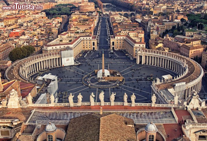 Immagine Dalla cima della cupola di San Pietro, capolavoro architettonico di Michelangelo, si gode di uno dei panorami più belli di Roma - © Banauke / Shutterstock.com