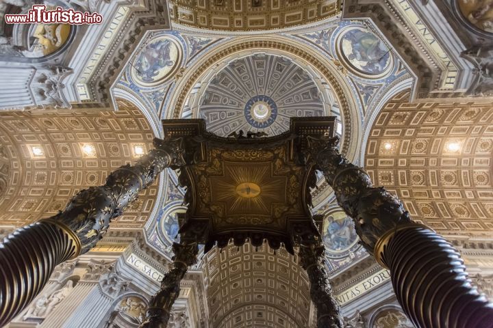 Immagine Particolare del cuore della Basilica di San Pietro: il baldacchino del Bernini e la cupola di Michelangelo - © Goran Bogicevic / Shutterstock.com