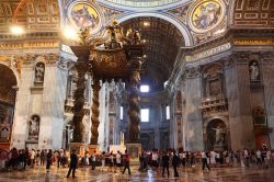 Al centro  della pianta a croce troviamo il Baldacchino barocco, capolavoro del Bernini - © Pavel L Photo and Video / Shutterstock.com