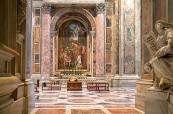 I marmi policromi che rivestono gli interni della Basilica di San Pietro a Roma - © Stephen Bures / Shutterstock.com