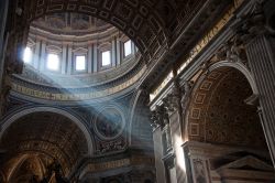 Un'atmosfera di preghiera e pace pervade i visitatori della Basilica di San Pietro a Roma - © Sabrina Marchi / Shutterstock.com
