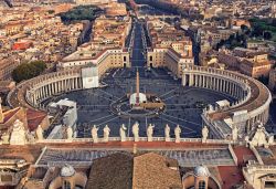 Dalla cima della cupola di San Pietro, capolavoro architettonico di Michelangelo, si gode di uno dei panorami più belli di Roma - © Banauke / Shutterstock.com