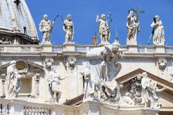 Le statue che coronano la facciata della Cattedrale di San Pietro a Roma - © Mikadun / Shutterstock.com