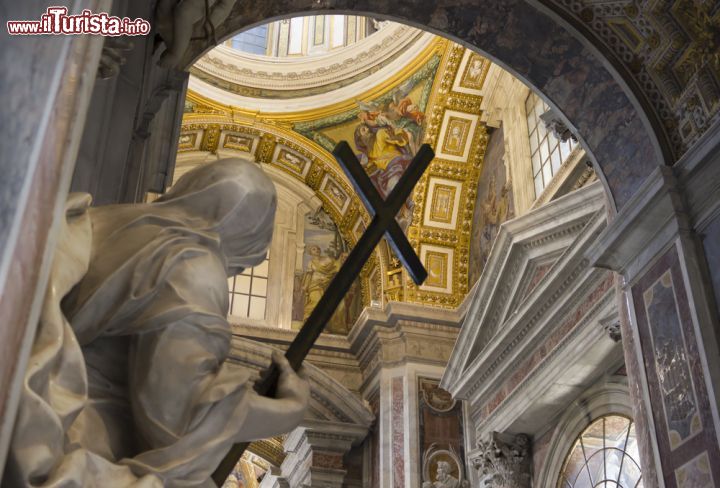 Immagine Un gruppo scultoreo all'interno della chiesa di San Pietro, la basilica più importante del mondo per i cattolici - © sarra22 / Shutterstock.com