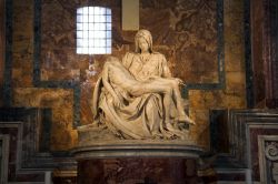 Il capolavoro del giovane Michelangelo Buonarroti: kla Pietà accoglie i visitatori sulla destra, appena entrati nella Cattedrale di San Pietro - © Mirek Hejnicki / Shutterstock.com ...