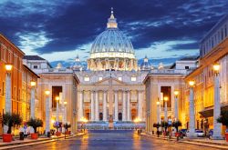 Fotografia notturna della Basilica di San Pietro illuminata, ripresa da via della Conciliazione - © TTstudio / Shutterstock.com