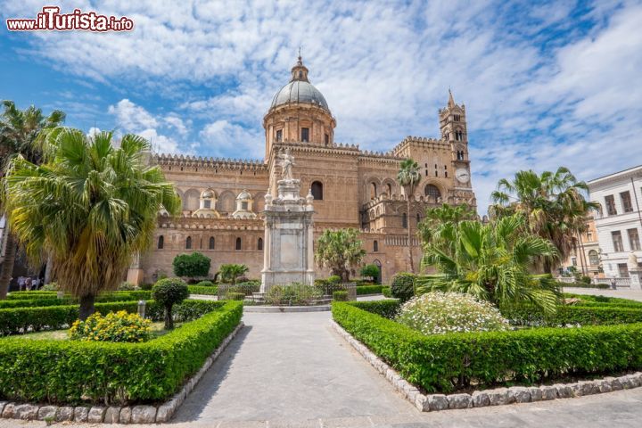 Palermo arabo-normanna e le cattedrali di Cefalù e Monreale - Italia
La Palermo d’impronta arabo-normanna (due palazzi, tre chiese, una cattedrale e un ponte) e le cattedrali di Cefalù e Monreale, sulla costa nord della Sicilia, costituiscono un insieme di nove strutture civili e religiose caratteristiche del regno normanno nell’isola del Mediterraneo (1130-1194). Insieme rappresentano un sincretismo socio culturale fra le tradizioni occidentale, islamica e bizantina dell’isola, all’origine di nuovi concetti di spazio, costruzione e decorazione testimoniando al tempo stesso l’assoluta convivenza tra popoli di origine e religione diversa (musulmani, bizantini, latini, ebrei, lombardi e francesi). Sorta, secondo la leggenda, per un voto fatto a Gesù da Ruggero II°, sopravvissuto ad una tempesta e approdato proprio sulle spiagge della città, la cattedrale di Cefalù – in stile romanico con tratti bizantini - ha avuto vicende costruttive piuttosto complesse tanto da non essere mai stata completata definitivamente. Famosa per i suoi ricchi mosaici bizantini che ne decorano gli interni, la cattedrale di Santa Maria Nuova, conosciuta come duomo di Monreale, venne fatta costruire a partire dal 1174 da Gugliemo d’Altavilla, re di Sicilia. - © Rolf_52 / Shutterstock.com