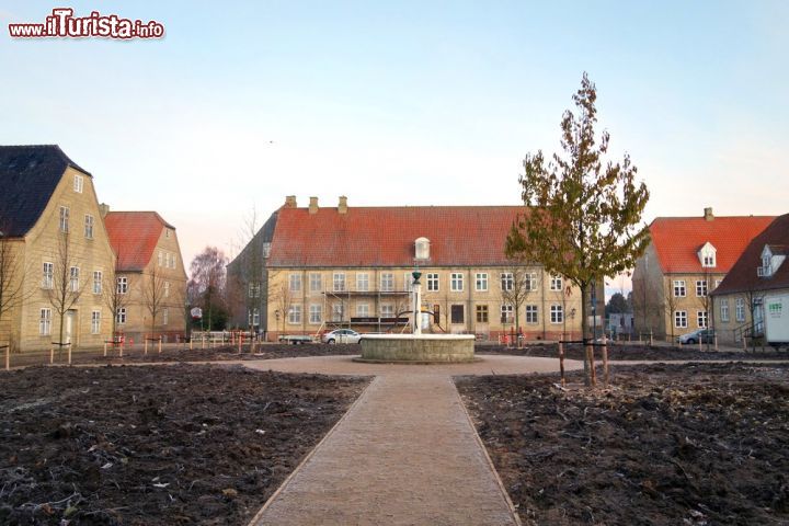 Christiansfeld, un insediamento della chiesa morava – Danimarca 
Fondata nel 1773 nello Jutland del Sud, questo insediamento rappresenta un esempio di colonia della chiesa morava, congregazione luterana con sede a Herrnuth in Sassonia. Concepita come modello dell’ideale urbano per i protestanti, la città si è sviluppata attorno a una chiesa centrale e alla sua piazza. Le case, edificate su un unico livello o al massimo su un piano, presentano facciate in mattoni gialli senza decorazioni e con tetti rossi. L’organizzazione democratica della chiesa morava, pioniera in materia di idee di uguaglianza, si esprime nel suo urbanesimo umanista. A dimostrarlo sono i suoi terreni agricoli e i fabbricati intesi come beni comuni così come le case collettive a disposizione di vedove e single. Ancora oggi la città è abitata da una numerosa comunità della chiesa di Moravia, la prima e più antica confessione protestante tutt’oggi esistente e conosciuta in passato anche come Unitas Fratrum. - © UNESCO / Annemette Løkke Berg / Kolding Kommune