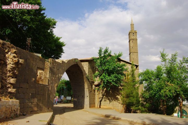 Paesaggio culturale della fortezza di Diyarbakir e dei giardini dell’Hevsel – Turchia 
Situata su una scogliera nel bacino superiore del fiume Tigri, in quella che è conosciuta come “mezzaluna fertile”, la città fortificata di Diyarbakir e il paesaggio circostante sono stati caratterizzati da numerose culture nel corso dei secoli. Il luogo è stato un importante centro a partire dall’epoca ellenistica, romana, sassanide e bizantina sino a quella ottomana e islamica e ai giorni nostri. Il sito comprende il “tell” d’Amida, chiamato Ickale (castello interno) e i bastioni di Diyarbakir che si estendono per circa 5.800 metri – con numerose torri, porte, colline e ben 63 iscrizioni risalenti a diversi periodi storici - e infine i giardini fertili di Hevesl che collegano la città al fiume Tigri e che servivano per gli approvvigionamenti di viveri e acqua. - © UNESCO / Diyarbakır Metropolitan Municipality