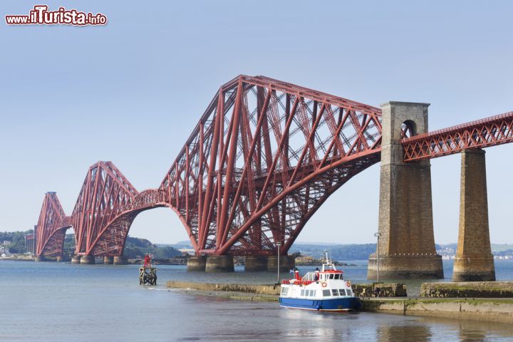 Ponte di Forth – Gran Bretagna e Irlanda del Nord 
Questo ponte ferroviario che attraversa l’estuario del fiume Forth, in Scozia, è il più lungo ponte a sbalzo multiplo del mondo. Misura 2.528 metri di lunghezza ed ha una doppia linea che si eleva a 46 metri sul livello del mare. E’ costituito da 2 campate di 520 metri, altre due (laterali) di 200 metri, 15 da 50 metri e cinque da 7 metri. Progettato da Thomas Bouch e inaugurato nel 1890, si trova a 14 km da Edimburgo e ancora oggi è in funzione per il trasporto di passeggeri e merci. Il suo design industriale è caratterizzato da elementi architettonici dalla linea ben ordinata. Il ponte di Forth, innovativo nel suo genere, con i suoi materiali rappresenta una tappa importante nella concezione e costruzione di queste strutture in un momento in cui le ferrovie si impongono nei viaggi a lunga distanza su via terrestre. E’ stato a lungo considerato una meraviglia dell’era industriale. In Gran Bretagna fu il primo ponte in assoluto ad essere costruito in acciaio. - © Stuart Jenner / Shutterstock.com