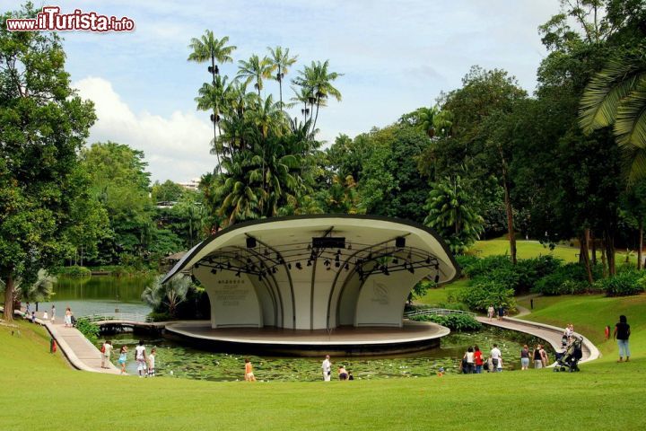 Giardino botanico di Singapore – Singapore 
Questo suggestivo parco di 74 ettari, che si estende nel cuore della città di Singapore, mostra l’evoluzione di un giardino botanico tropicale di impronta coloniale in uno di concezione più moderna, una vera e propria istituzione scientifica oltre che un luogo di conservazione e educazione. Questo paesaggio culturale comprende una grande varietà di elementi paesaggistici, di piantagioni e di edifici storici che testimoniano le trasformazioni del luogo dopo la sua creazione avvenuta nel 1859. Dal 1875 è un importante centro per la scienza, la ricerca e la conservazione di flora nell’Asia del Sud Est e in particolare per quel che riguarda la coltivazione della gomma. - © LEE SNIDER PHOTO IMAGES / Shutterstock.com 