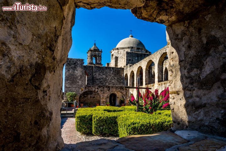 Missioni di San Antonio – Texas, Stati Uniti d’America 
Sono cinque complessi religiosi che sorgono su entrambe le sponde del fiume San Antonio, nello stato del Texas, oltre ad un ranch che si trova 37 km più a sud. Si tratta di strutture architettoniche e archeologiche ma anche di terre agricole, abitazioni, chiese, fienili e sistemi di distribuzione di acqua. Fondato dai missionari francescani nel XVIII° secolo, questo sito illustra bene gli sforzi fatti dalla corona spagnola per colonizzare, evangelizzare e difendere la frontiera nord della nuova Spagna. Le missioni di San Antonio sono al tempo stesso un esempio di caratteristico intreccio fra culture ispaniche e degli indios Coahuiltecan, ben visibile anche dagli elementi decorativi di chiese che associano i simboli cattolici con l’estetica autoctona. - © Richard A McMillin / Shutterstock.com