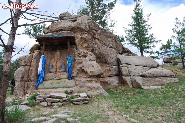 Grande montagna Burkhan Khaldun e paesaggio sacro – Mongolia 
Nord est della Mongolia. Questo sito si estende nella parte centrale della catena montuosa di Khentii all’interno di un’area protetta di 12 mila km quadrati istituita nel 1992. Qui le grandi steppe dell’Asia centrale lasciano spazio alle foreste di conifere della taiga siberiana. Il Burkhan Khaldun, luogo sacro, è associato al culto delle montagne, dei fiumi e degli “ovoos” (cumuli di pietre o legno che si incontrano frequentemente in cima a monti, colline e passi di montagna), caratterizzato da cerimonie che fondono le antiche pratiche sciamane con quelle di tradizione buddista. Questa grande montagna lega anche il suo nome al luogo di nascita e di sepoltura di Gengis Khan. Il sito testimonia gli sforzi effettuati per formalizzare i culti delle montagne, elemento di fondamentale importanza nell’unificazione dei popoli mongoli. - © UNESCO / A. Duurenjargal