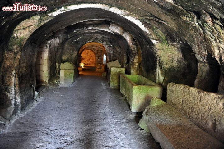 Necropoli di Bet She’arim – Israele 
Formata da una serie di catacombe, questa necropoli si è sviluppata a partire dal II° secolo a.C. come principale luogo di sepoltura ebraica fuori Gerusalemme, in seguito al fallimento della seconda rivola ebraica contro la dominazione romana. Situate a 20 km sud est di Haifa, queste catacombe costituiscono un tesoro di opere d’arte e di iscrizioni in greco, ebreo e aramaico. Si tratta di una testimonianza unica nel suo genere sull’ebraismo antico sotto la guida del rabbino Juda il Patriarca a cui è attribuita la rinascita ebrea dopo il 135 d.C. Dal punto di vista culturale, la peculiarità di questo luogo sta nelle decorazioni (dipinte e in rilievo) trovate sulle pareti delle catacombe: i soggetti presentano disegni geometrici, ornati floreali, oggetti religiosi e raffigurazioni umane (fra cui soldati di fanteria e a cavallo). - © ChameleonsEye / Shutterstock.com