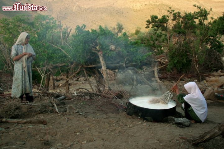 Paesaggio culturale di Maymand – Iran 
Maymand è una zona semi desertica isolata all’inizio di una vallata all’estremità sud delle montagne centrali dell’Iran. I suoi abitanti sono dei semi nomadi che praticano l’attività agro pastorale allevando bestiame sui pascoli di montagna dove hanno insediamenti provvisori da primavera ad autunno. Durante i mesi invernali, vivono più giù a valle in case troglodite scavate nella roccia friabile di kamar (tufo) che rappresenta un habitat insolito per questo ambiente desertico. Il luogo testimonia un particolare sistema che sembra essere stato più diffuso in passato e che implica lo spostamento delle persone piuttosto che quello degli animali. Questo villaggio si trova nella provincia di Shahr-e-Babak, nella regione di Kerman, a 2.227 metri sul livello del mare. - © UNESCO / Maymand Cultural Heritage Base