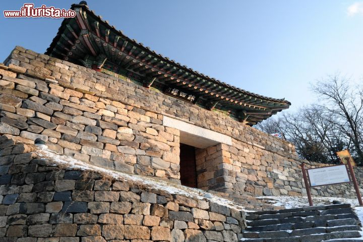 Aree storiche di Baekje – Corea del Sud 
Situata nella regione montagnosa del centro ovest della Repubblica di Corea, quest’area inserita nel Patrimonio dell’Unesco comprende otto siti archeologici datati 475-660 d.C: si tratta della fortezza di Gongsanseong con le tombe reali di Songsan-ri legate alla capitale Ungjin (l’attuale Gongju); la fortezza di Busosanseong, gli edifici amministrativi di Gwanbuk-ri e i bastioni di Naseong legati alla capitale Sabi (attuale Buyeo); il palazzo reale di Wanggung-ri e il tempio Mirekusa a Iksan, anch’essi legati alla città di Sabi. Assieme rappresentano l’ultimo periodo del regno di Baekje (uno dei primi tre regni della penisola coreana sviluppatosi fra il 18 a.C e il 660 d.C.) durante il quale vi furono scambi tecnologi, religiosi (buddismo), culturali e artistici fra gli antichi regni d’Asia dell’Est in Corea, Cina e Giappone. - © JIPEN / Shutterstock.com