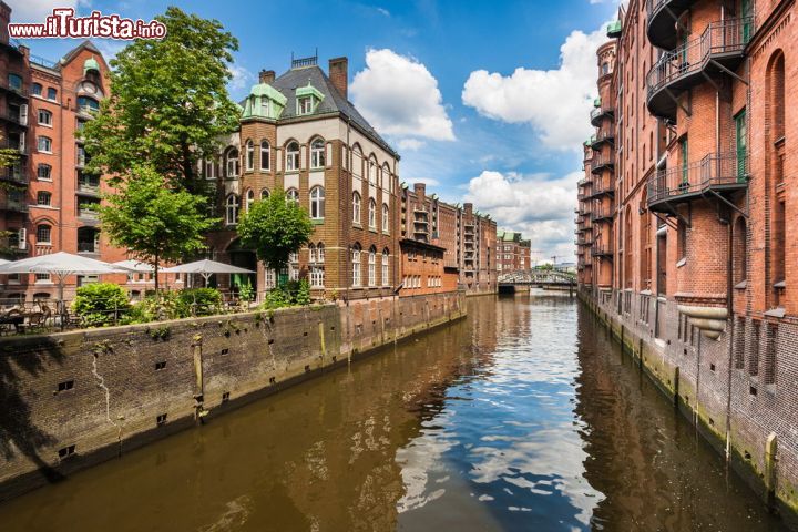 Speicherstadt e il quartiere Kontorhaus con la Chilehaus – Amburgo, Germania 
Queste due aree inserite nel Patrimonio Unesco si trovano nella città portuale tedesca di Amburgo. Speicherstadt, che in origine si è sviluppato su un gruppo di isole del fiume Elba, tra il 1885 e il 1927 (e parzialmente ricostruito dal 1949 al 1967), è uno dei più grandi complessi di magazzini portuali al mondo con i suoi 300 mila metri quadrati. E’ formato da 15 grandi magazzini e da altri sei edifici, il tutto costruito su un insieme di piccoli canali. Accanto all’edificio modernista di Chilehaus, il quartiere Kontorhaus, contiguo, è una zona di oltre 5 ettari, che ospita sei grandi complessi di uffici edificati fra il 1920 e il 1940 per accogliere aziende impegnate in attività correlate al porto. La scelta spiega le conseguenze della rapida crescita del commercio internazionale tra la fine dell’Ottocento e l’inizio del XX° secolo. - © canadastock / Shutterstock.com