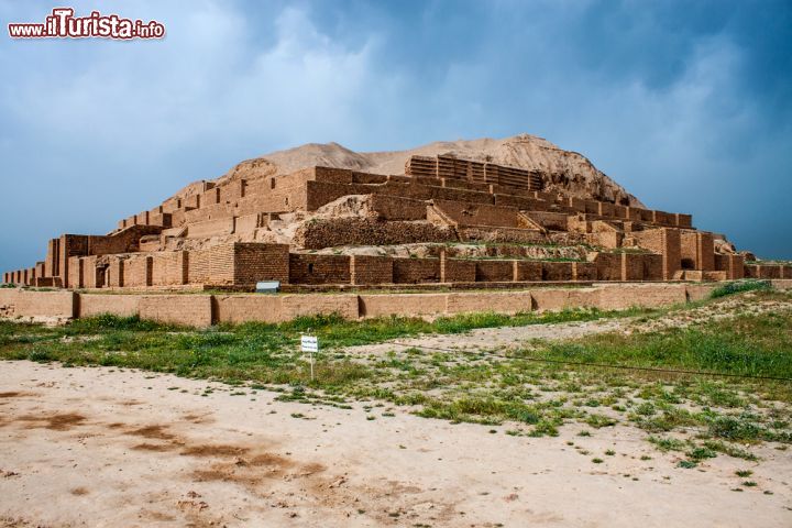 Susa – Iran 
Situata nel sud ovest dell’Iran, nella parte inferiore dei monti Zagros, Susa comprende un complesso archeologico che sorge sulla sponda orientale del fiume Chaour e il palazzo d’Ardeshir sulla riva opposta. I monumenti riportati alla luce dagli scavi archeologici rappresentano strutture amministrative, religiose e residenziali. Susa, l’odierna Shush, presenta diversi strati di insediamenti urbani sovrapposti l’uno l’altro secondo un continuo susseguirsi iniziato dal V° millennio a.C. sino al XIII° secolo d.C. Il sito fornisce una preziosa testimonianza sulle tradizioni culturali elamita, persiana e partica oggi in gran parte scomparse. La città fu conquistata da Alessandro Magno durante la sua spedizione contro gli achemenidi ma, a differenza di Persepoli, non venne saccheggiata. - © Kristina Vackova / Shutterstock.com