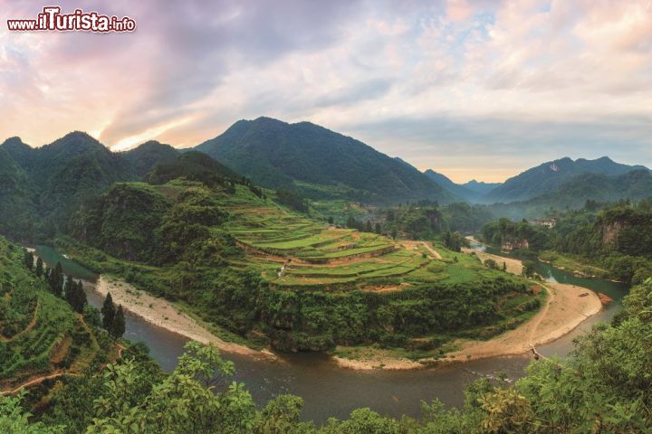 Sito di Tusi – Cina 
Situato nelle regioni montagnose del sud ovest della Cina, il complesso di Tusi comprende una serie di vestigia di aree tribali in cui i capi, fra il XIII° e l’inizio del XX° secolo, erano nominati governatori delle loro regioni dall’amministrazione centrale. Questo sistema derivava da forme di governo dinastico delle minoranze etniche risalenti al II° secolo a.C. e aveva come scopo quello di unificare il governo nazionale pur consentendo alle minoranze di conservare i loro costumi e i loro stili di vita. I siti di Laosicheng, Tangya e la fortezza di Hailongtun che compongono l’area sono la preziosa testimonianza di questa forma di governo uscita dalla civiltà cinese delle epoche Yuan e Ming. Si tratta di castelli, archi, statue e fortezze che si estendono per circa 1,5 km quadrati e che racchiudono una storia di circa 800 anni. - © UNESCO / Management Office of Laosicheng Tusi Domain