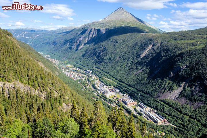 Sito patrimonio industriale di Rjukan Notodden – Norvegia 
Immerso in un paesaggio spettacolare fra montagne, cascate d’acqua e vallate, questo luogo comprende un insieme di centrali idroelettriche, linee elettriche, fabbriche e sistemi di trasporto e città. Progettato e realizzato dalla società norvegese Norsk Hydro per produrre dei fertilizzanti chimici partendo dall’azoto presente in aria, questo progetto è nato come risposta alla crescente domanda del mondo occidentale in materia di produzione agricola all’inizio del XX° secolo. Le città di Rjukan e Notodden, che mostrano un’eccezionale combinazione di servizi industriali legati al paese, offrono un esempio di nuova industria globale. - © Bent Nordeng / Shutterstock.com