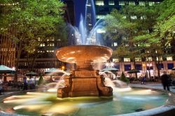 Fontana a Bryant Park, New York - Una bella immagine notturna della fontana di Bryant Park che d'estate rinfresca le serate dei newyorkesi © Bill Perry / Shutterstock.com