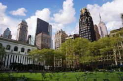 Turismo a Bryant Park, New York - Nei pressi del parco vi sono uffici e attrazioni turistiche fra cui la Torre della Banca d'America e la New York Public Library © omers / Shutterstock.com ...