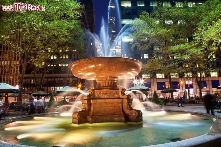 Immagine Fontana a Bryant Park, New York - Una bella immagine notturna della fontana di Bryant Park che d'estate rinfresca le serate dei newyorkesi © Bill Perry / Shutterstock.com