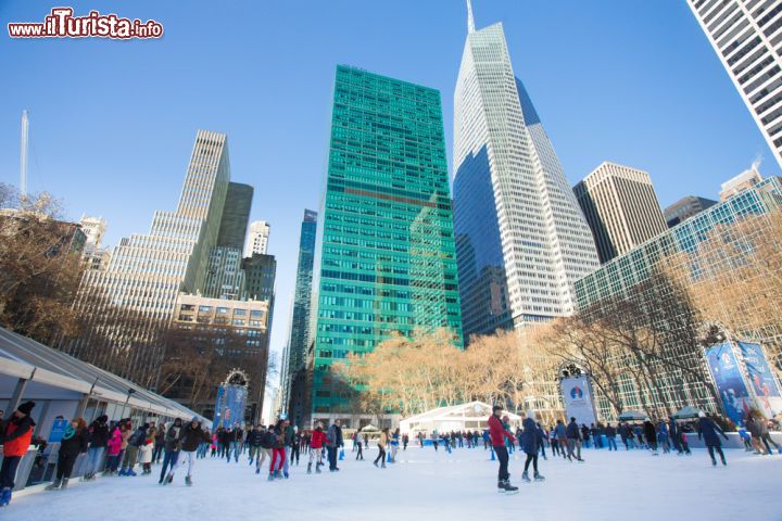 Immagine Pattinare a Bryant Park, New York - Nei mesi invernali Bryant Park ospita una grande pista di pattinaggio su ghiaccio da dove si può ammirare un suggestivo panorama sui palazzi e i grattacieli di New York. E se ci andate nel periodo natalizio non dimenticatevi del mercatino dell'Avvento con bancarelle di prodotti e souvenir per tutti i gusti © littleny / Shutterstock.com