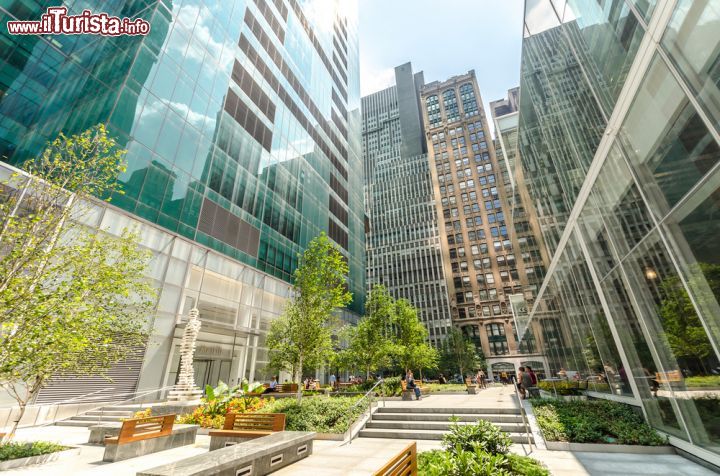 Immagine Scultura italiane a Bryant Park, New York - E' alta quasi 4 metri la scultura "Hero" realizzata dall'architetto italiano Antonio Pio Saracino e installata nel giardino di Bryant Park. Si tratta di una interessante reinterpretazione in marmo del David di Michelangelo. A farle buona compagnia è il "Superhero", altra imponente opera d'arte in acciaio lucidato a specchio.I due guardiani, così sono stati definiti, si trovano alle estremità nord e sud della piazzetta al 1095 di Avenue of Americas © alexpro9500 / Shutterstock.com