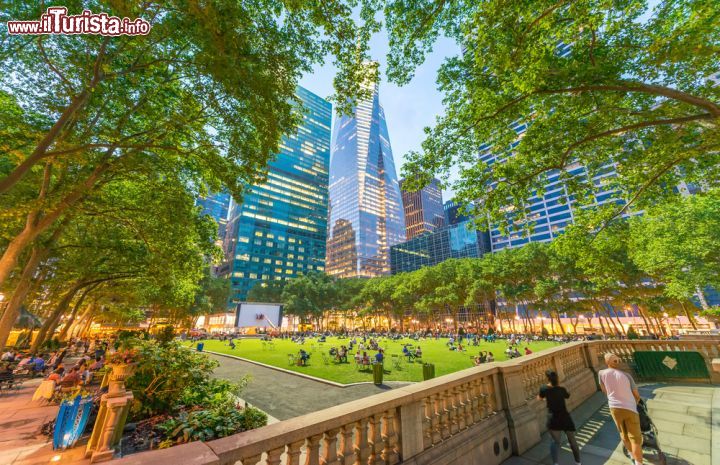 Immagine Panorama su Bryant Park, New York - E' uno dei parchi pubblici più frequentati da residenti e turisti. Bryant Park si trova nel quartiere newyorkese di Manhattan ed è delimitato dalla Quinta e Sesta Strada, dalla Quarantesima e dalla Quarantaduesima © CristinaMuraca / Shutterstock.com