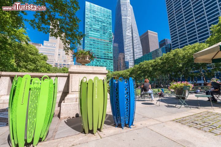 Immagine Parco pubblico di Manhattan, New York - Alle origini era un cimitero per i poveri, almeno sino al 1840 quando le sepolture vennero trasferite a Wards Island. Oggi Bryant Park è un importante punto di ritrovo per turisti e newyorkesi che si danno appuntamento in questo ampio giardino intitolato al giornalista William Cullen Bryant - © pisaphotography / Shutterstock.com