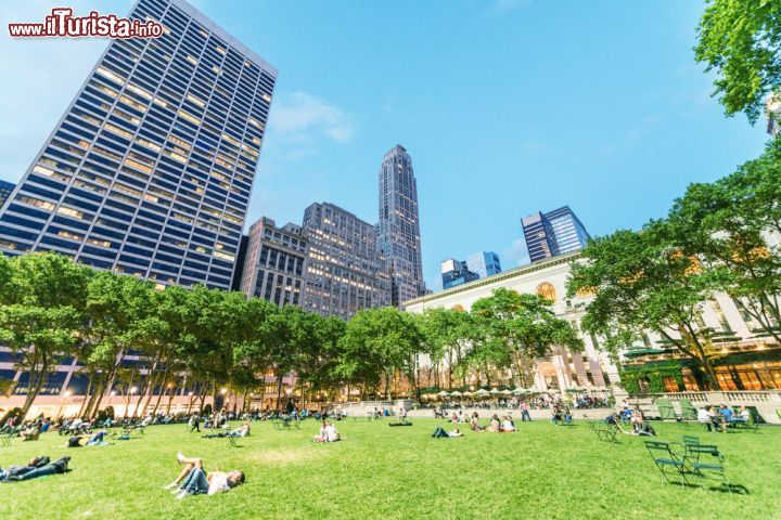 Immagine Bryant Park, New York - I suoi quasi 40 mila metri quadrati di verde fanno di questa suggestiva area una delle più visitate della città. Ci si può rilassare sotto le fronde degli alberi, prendere il sole o fare un pic nic © pisaphotography / Shutterstock.com