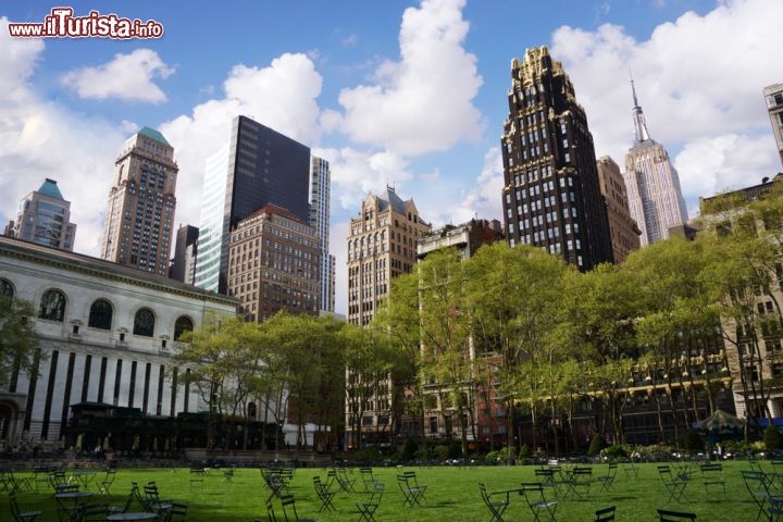 Immagine Turismo a Bryant Park, New York - Nei pressi del parco vi sono uffici e attrazioni turistiche fra cui la Torre della Banca d'America e la New York Public Library © omers / Shutterstock.com