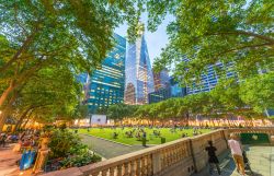 Panorama su Bryant Park, New York - E' uno dei parchi pubblici più frequentati da residenti e turisti. Bryant Park si trova nel quartiere newyorkese di Manhattan ed è delimitato ...