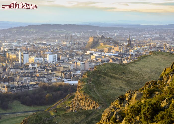 Immagine Si impiegano circa due ore di tempo: è sicuramente ripagata dal panorama la salita alla cima del vulcano spento di Arthur's Seat, la montagna che domina la città di Edimburgo, in Scozia - © Brendan Howard / Shutterstock.com