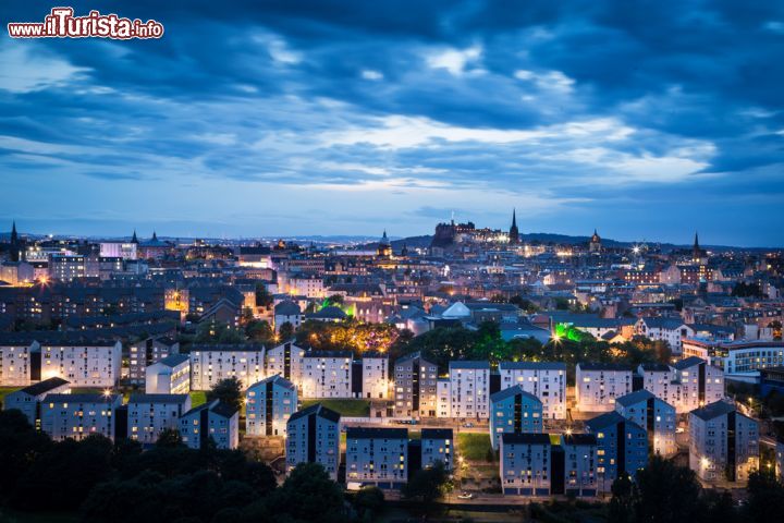 Immagine Edimburgo fotografata di notte dal punto di vista privilegiato dell'Arthur's Seat - © Stefano Termanini / Shutterstock.com