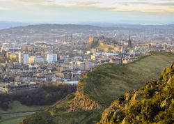 Si impiegano circa due ore di tempo: è sicuramente ripagata dal panorama la salita alla cima del vulcano spento di Arthur's Seat, la montagna che domina la città di Edimburgo, ...