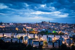 Edimburgo fotografata di notte dal punto di vista ...