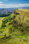 Si chiama Piper's Walk, ed è il sentierio che sale da Edimburgo fino alla cima dell'Arthur's Seat, la montagna di origine vulcanica della città scozzese - © Shaiith ...