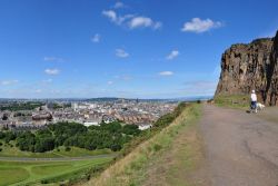 Una delle strade d'accesso all'Arthur's Seat, l vulcano di Edimburgo, è rappresentata dalla strada asfaltata radical Road, che impiega poco più di 5 km per portarvi ...