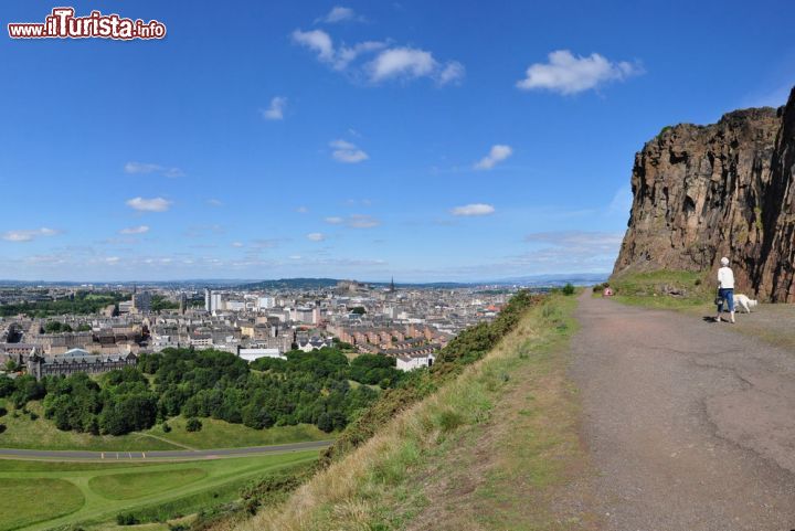 Immagine Una delle strade d'accesso all'Arthur's Seat, l vulcano di Edimburgo, è rappresentata dalla strada asfaltata radical Road, che impiega poco più di 5 km per portarvi al punto panoramico tra i più belli di tutta la Scozia - © jean morrison / Shutterstock.com