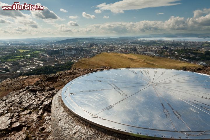 Immagine Una tavola di orienteering vi consenta di individuare i luoghi più importanti che caratterizzano la vista del panorama da Arthur's Seat a Edimburgo - © Shaiith / Shutterstock.com