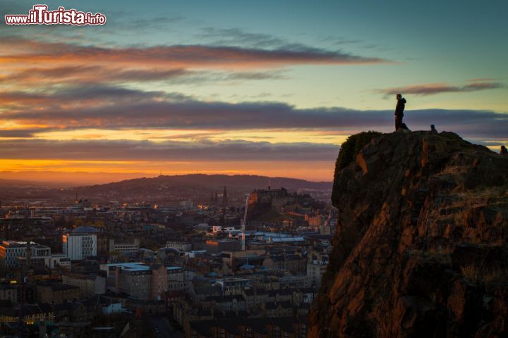 Immagine Il tramonto su Edimburgo e l'inconfondibile sagoma dell'Arthur's Seat, il vulcano alto 250 metri che domina sulla città scozzese - © Chris G. Walker / Shutterstock.com
