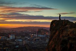 Il tramonto su Edimburgo e l'inconfondibile sagoma dell'Arthur's Seat, il vulcano alto 250 metri che domina sulla città scozzese - © Chris G. Walker / Shutterstock.com ...