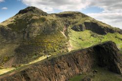 La montagna che domina Edimburgo si chiama Arthur's Seat: si tratta in realtà di un antico vulcano, la cui formazione risale ad oltre 300 milini di anni fa - © cristapper / Shutterstock.com ...