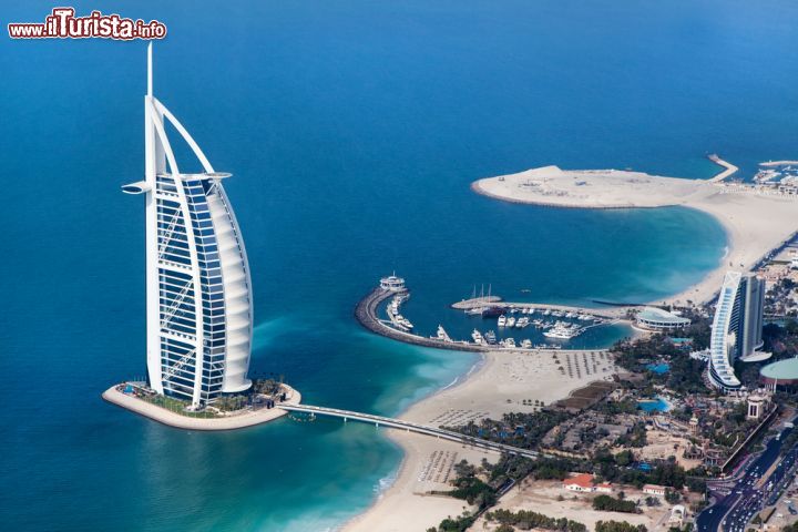 Immagine Vista aerea del particolare grattacielo a forma di Vela, il Buri al-Arab a Dubai - © ISchmidt / Shutterstock.com