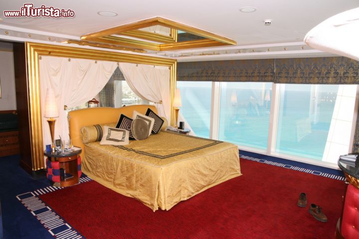 Immagine Interno di una camera da letto di lusso nell'albergo Burj al_Arab a Dubai - © Joseph Calev / Shutterstock.com