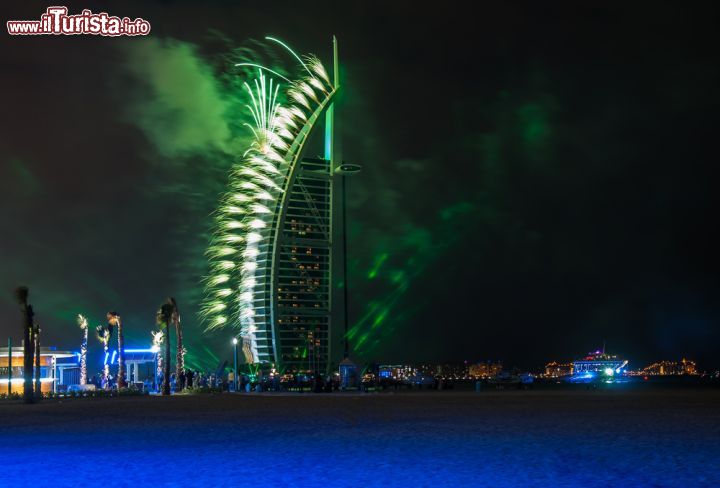 Immagine Fuochi artificiali a capodanno presso l'hotel Burj al Arab di Dubai - © Umar Shariff / Shutterstock.com