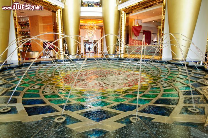 Immagine Hall principale del Burj al Arab a Dubai, uno degli alberghi più lussuosi del mondo - © muznabutt / Shutterstock.com