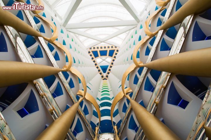 Immagine Le geometrie interne del grattacielo Burj al Arab a Dubai. Quando venne inaugurato era uno degli hotel più alti del mondo - © muznabutt / Shutterstock.com